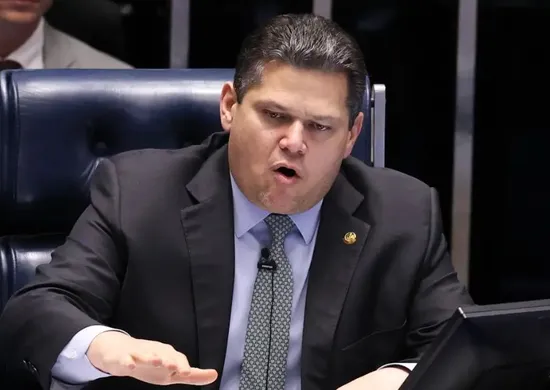 Imagem ilustrativa da imagem Alcolumbre vai promulgar fim da escala 6x1 nesta sexta