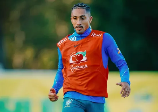 Imagem ilustrativa da imagem Ancelotti testa Raphinha como falso 9 em treino da seleção