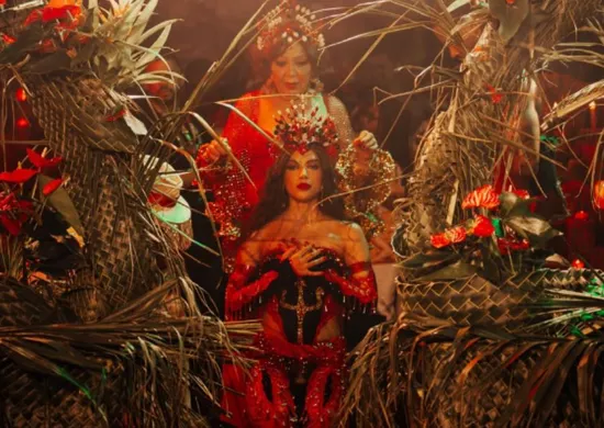 Imagem ilustrativa da imagem Anitta é coroada rainha de bateria da Grande Rio; veja como foi