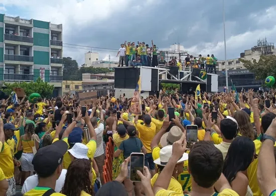 Imagem ilustrativa da imagem Ato de Flávio Bolsonaro interdita Avenida Dante Michelini em Vitória