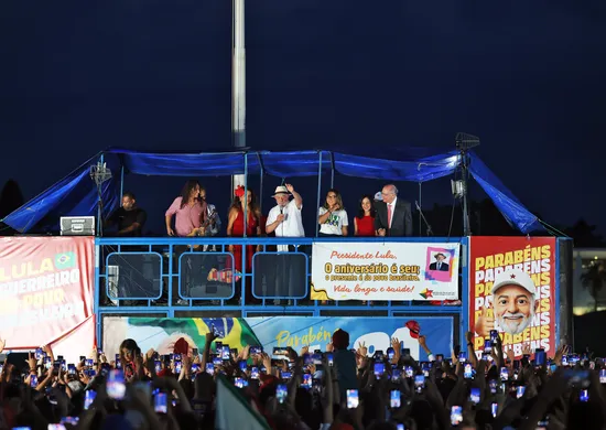 Imagem ilustrativa da imagem “Ato vergonhoso”, diz Lula sobre fuga de Flávio Bolsonaro
