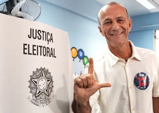 Imagem ilustrativa da imagem Candidato ao governo do Estado, Helder Salomão (PT) vota em Cariacica