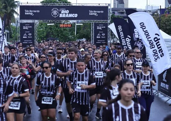 Imagem ilustrativa da imagem Capa-pretas dão show em corrida na orla de Camburi