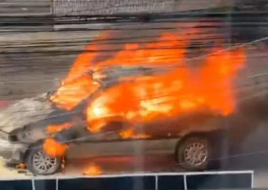 Imagem ilustrativa da imagem Carro pega fogo com mãe e filha de 2 anos dentro em Vila Velha