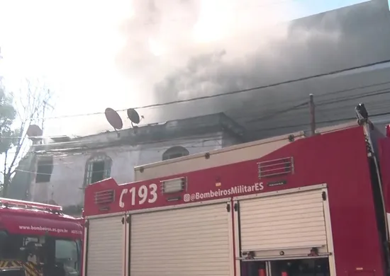 Imagem ilustrativa da imagem Casa de dois andares pega fogo e é destruída em Vila Velha