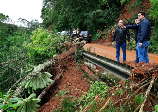 Imagem ilustrativa da imagem Chuvas no PR destroem trechos de rodovias, e cidades estão sem água e energia