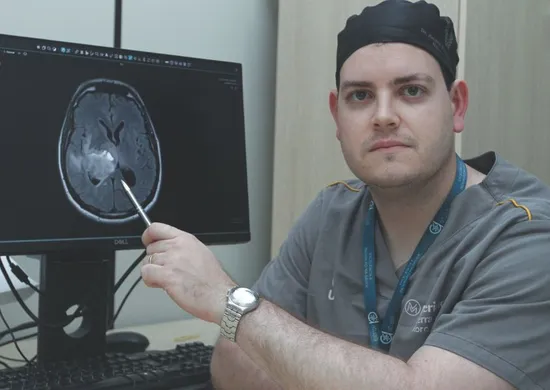 Imagem ilustrativa da imagem Cirurgia inédita retira tumor do cérebro com ajuda de IA