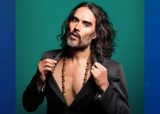 Imagem ilustrativa da imagem Começa julgamento de Russell Brand, ex de Katy Perry, por acusações de estupro
