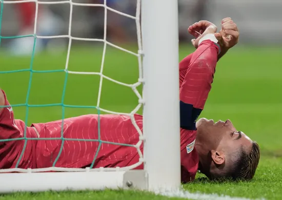 Imagem ilustrativa da imagem Cristiano Ronaldo falta a treino de Portugal após ficar no banco