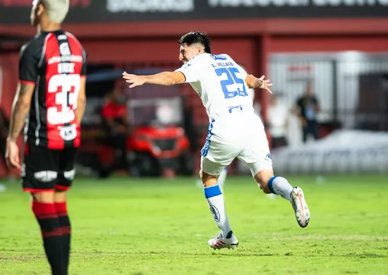 Imagem ilustrativa da imagem Cruzeiro bate Vitória de virada fora de casa e se recupera no Brasileirão