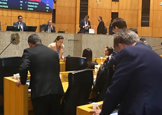 Imagem ilustrativa da imagem Deputados vão poder enviar R$ 434 milhões em emendas; entenda