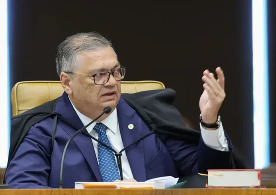 Imagem ilustrativa da imagem Dino manda PF investigar relação de Vorcaro com cemitérios em SP