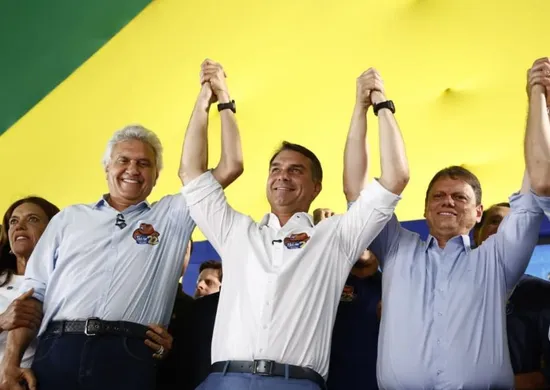 Imagem ilustrativa da imagem Em evento em Goiânia, Flávio Bolsonaro afirma que vai mudar a Constituição