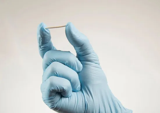 Imagem ilustrativa da imagem Entidades médicas pedem à Anvisa proibição de chips da beleza