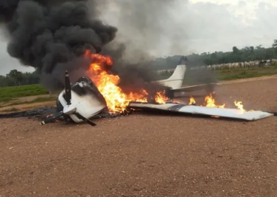 Imagem ilustrativa da imagem FAB intercepta aeronave da Bolívia; piloto faz pouso forçado e ateia fogo em avião