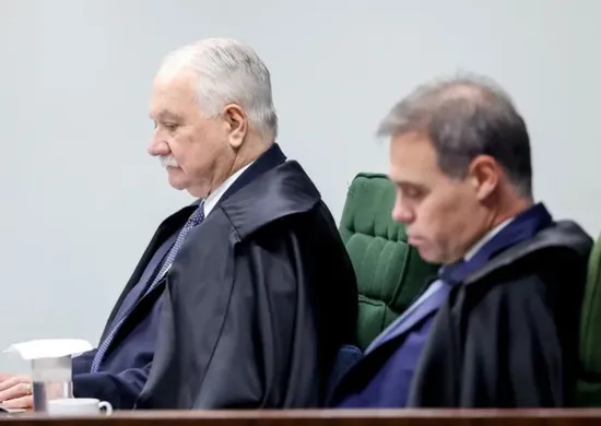 Imagem ilustrativa da imagem Fachin tira de Mendonça relatoria de caso Moraes e assume comando