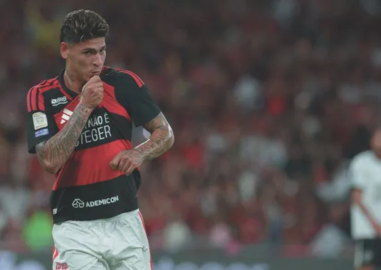 Imagem ilustrativa da imagem Flamengo mantém favoritismo sobre Palmeiras nas chances de título; veja números