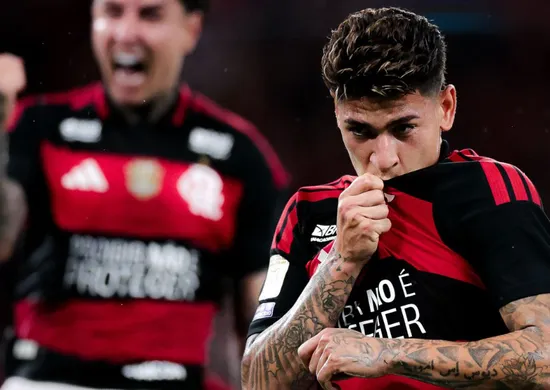 Imagem ilustrativa da imagem Flamengo vence Atlético-MG com pênalti no último lance e mantém a ponta