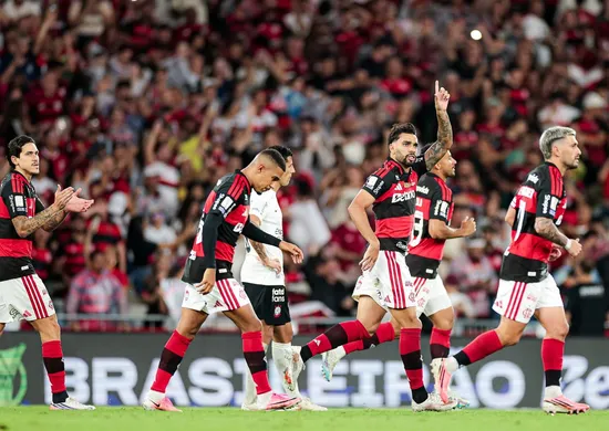 Imagem ilustrativa da imagem Flamengo vence o Corinthians no fim e retoma liderança
