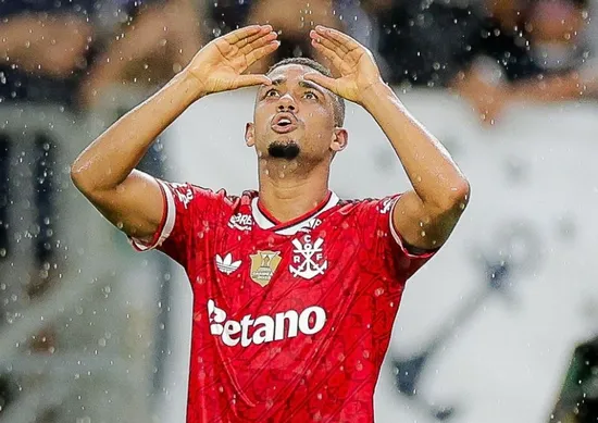 Imagem ilustrativa da imagem Flamengo vence o Remo e pressiona Palmeiras na briga pelo título