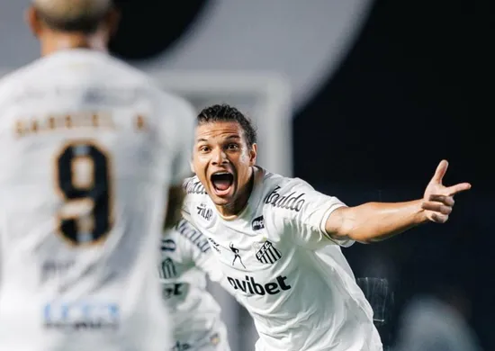 Imagem ilustrativa da imagem Gabigol vira garçom, Santos faz 2 a 0 e abre vantagem sobre o Atlético-MG