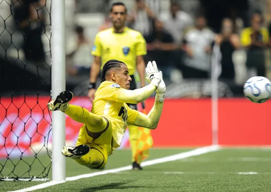 Imagem ilustrativa da imagem Goleiro Gabriel Delfim defende três pênaltis e Atlético-MG elimina Santos