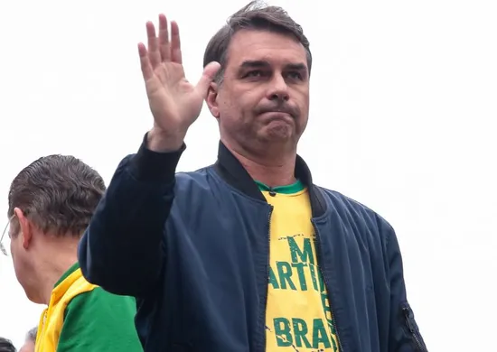 Imagem ilustrativa da imagem Governo Trump dará visto a Flávio Bolsonaro após fuga do Brasil