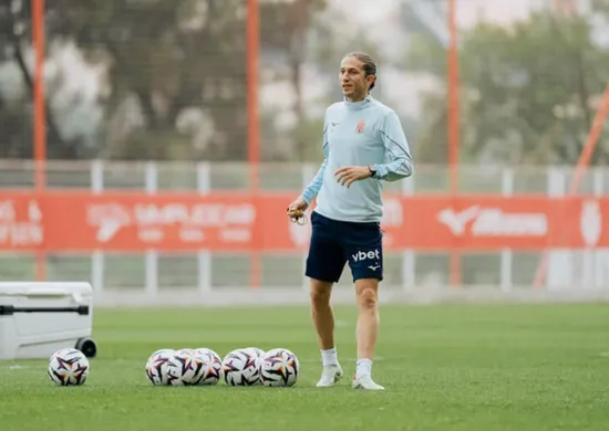 Imagem ilustrativa da imagem Jornal espanhol chama Filipe Luís de 'invencível' e vê brasileiro ameaçar o PSG