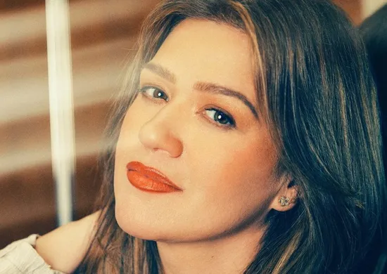 Imagem ilustrativa da imagem Kelly Clarkson acusa loja de tratá-la mal e bate boca nas redes sociais