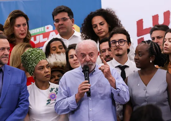 Imagem ilustrativa da imagem Lula critica 'tesouraço' de Flávio e diz que ele fará cortes em programas sociais