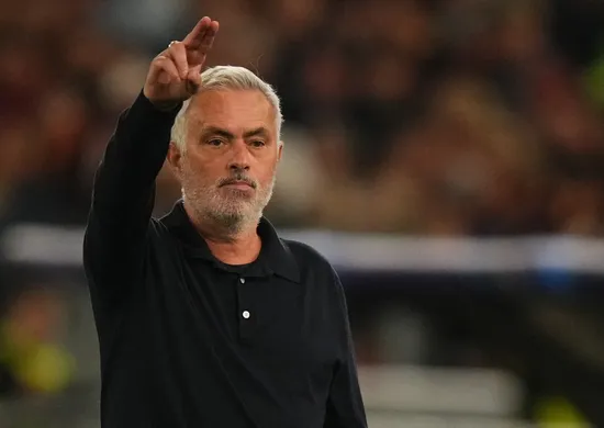 Imagem ilustrativa da imagem Mourinho defende Vini Jr. 'No lugar dele, eu teria forçado uma transferência"