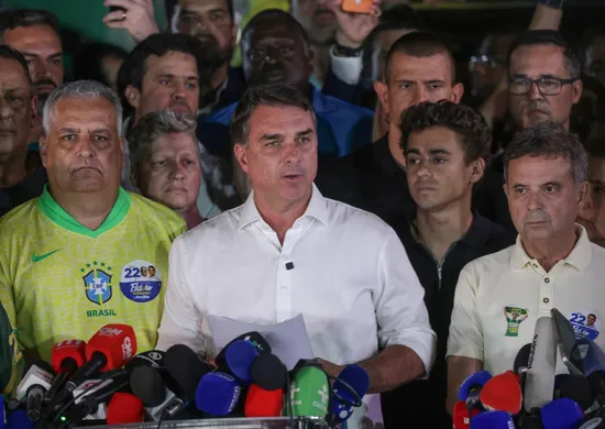 Imagem ilustrativa da imagem PL reconhece derrota para Lula, e Flávio Bolsonaro diz que vai liderar oposição