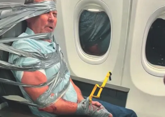 Imagem ilustrativa da imagem Passageiro amarrado com fita em avião após insultos racistas