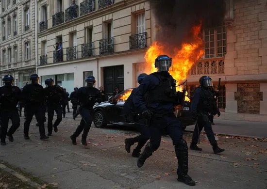 Imagem ilustrativa da imagem Protestos fecham Louvre e França adota toques de recolher