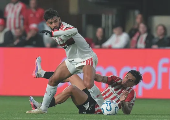 Imagem ilustrativa da imagem Sem chutar a gol na Argentina, Flamengo sobrevive na Libertadores