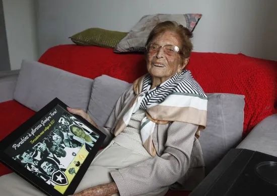 Imagem ilustrativa da imagem "Sou botafoguense desde pequenininha", diz dona Jandira aos 112 anos