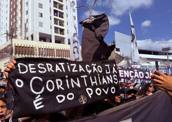 Imagem ilustrativa da imagem Torcedores do Corinthians protestam e pedem 'intervenção judicial já'