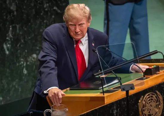 Imagem ilustrativa da imagem Trump rejeita limitar IA e critica governança global da tecnologia