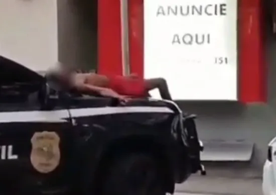 Imagem ilustrativa da imagem VÍDEO: homem dorme sobre capô de viatura da Polícia Civil em Anchieta