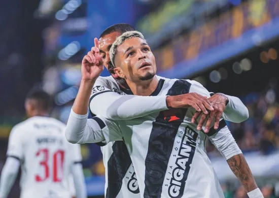 Imagem ilustrativa da imagem Vasco marca com Adson, se segura após expulsão e vence Boca na Bombonera