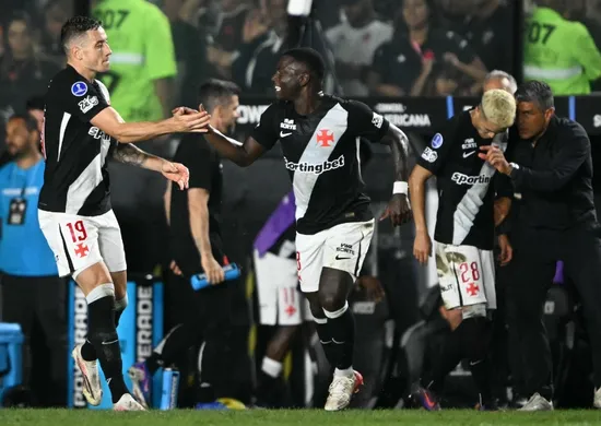 Imagem ilustrativa da imagem Vasco se impõe em São Januário, derruba Santa Fe e vai à semifinal da Sul-Americana