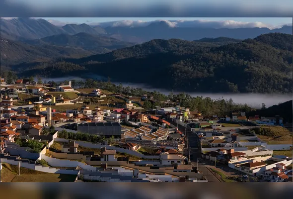 Vista aérea  do amanhecer no distrito de Novo Bento Rodrigues: todas as obras no âmbito do  reassentamento  já foram concluídas