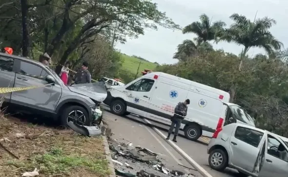 Imagem ilustrativa da imagem Acidente com dois carros mata duas mulheres e deixa criança ferida em Anchieta