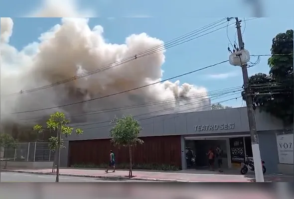 Imagens registram fumaça alta durante incêndio em escola