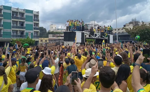 Imagem ilustrativa da imagem Ato de Flávio Bolsonaro interdita Avenida Dante Michelini em Vitória