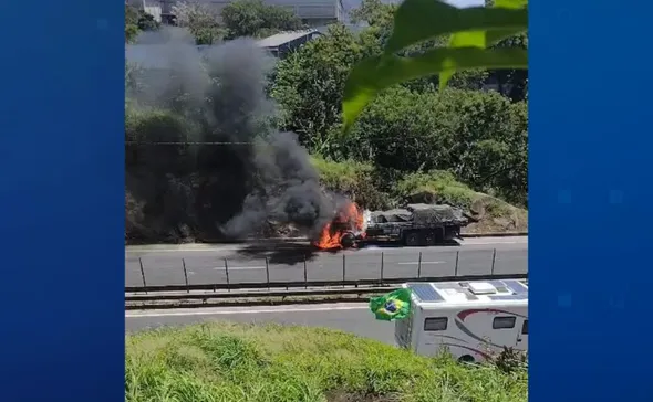 Imagem ilustrativa da imagem Carreta pega fogo na Rodovia do Contorno, em Cariacica; confira o vídeo