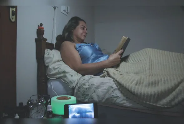 Hoje eu trabalho como vendedora, faço trabalhos extras como depiladora e produzo lanches para honrar com minhas dívidas e dormir em paz. À noite, recorro à leitura e a técnicas de relaxamento para driblar a insônia ” - Miriele Griffo, 48 anos