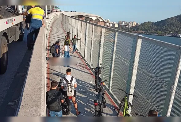 Motociclista caiu na ciclovia após acidente