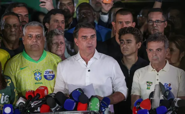 Imagem ilustrativa da imagem PL reconhece derrota para Lula, e Flávio Bolsonaro diz que vai liderar oposição