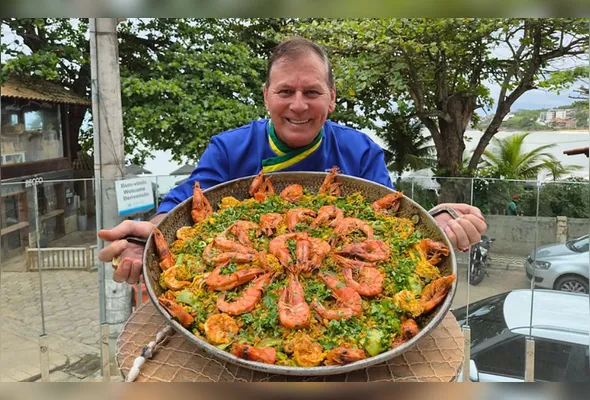 Chef Gilson Surrage apresenta a paella, prato que é símbolo do festival